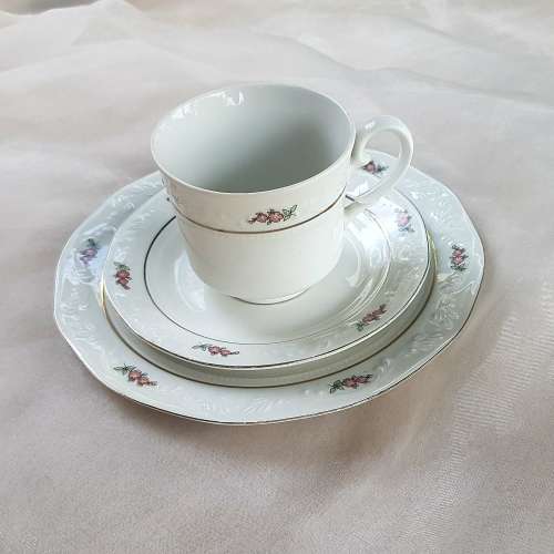 GORGEOUS HUGUENOT ROYALE FINE CHINA TEA SET
